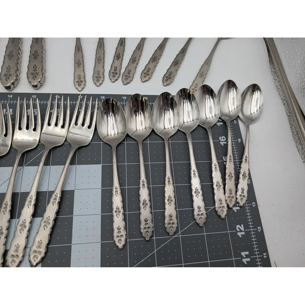 Oneida Flatware Silver Distinction Deluxe Stainless Floral Bouquet 49 Piece Set